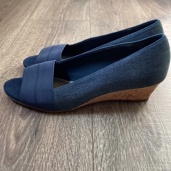 Coach and Four women’s size 9 wedge open-toe shoes, great condition! - Picture 4 of 7